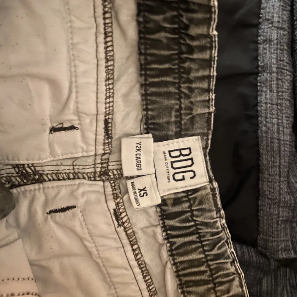 Cargo byxor i kamouflage Dessa byxor är straight i modellen och i bra skick💕 . Jeans & Byxor.