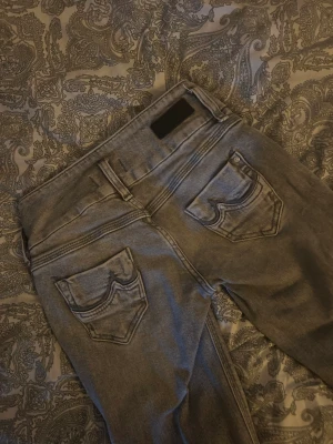 LTB Gråa Jeans - Köpte dessa LTB jeans på zalando 2022 men har växt ur dom och det är därför jag säljer dom. Skitsnygga och jag älskade dom men kan inte använda längre😩 Bara att höra av sig angående pris, går ner i pris vid snabb och smidig affär!💕