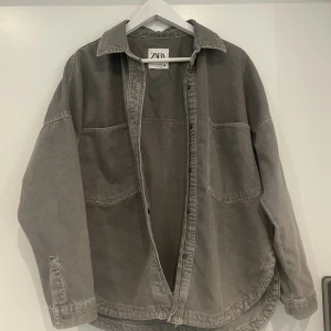Skjort jacka - En skjort jacka från Zara. Lite grå grön färg. Storlek xs
