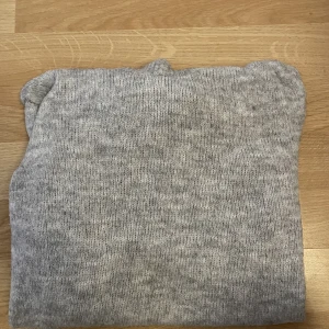 Så fin stickad tröja från design by si - Så himla fin stickad tröja, så mjukt material och så bra skick! Passar till allt💗🤩