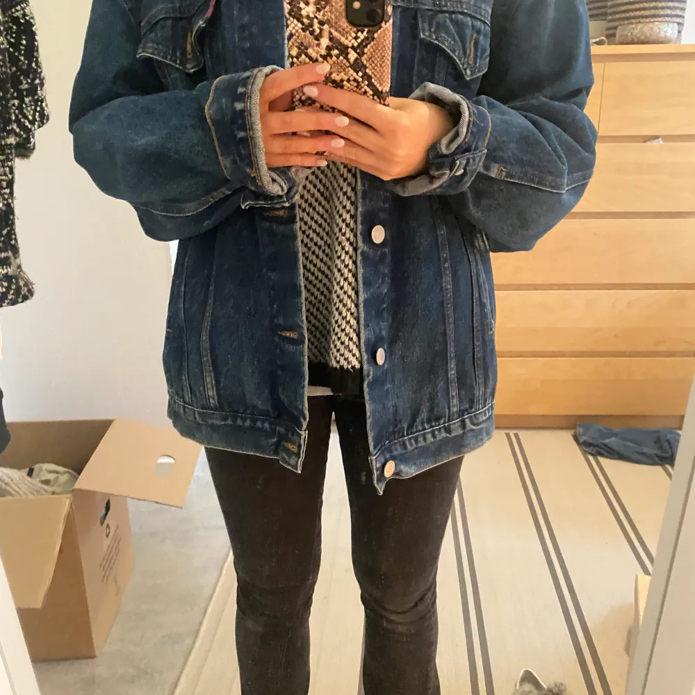 super snygg oversize jeans jacka som jag köpte ett tag sen från humana, e storlek xl men passar på mig som brukar ha xs-s. Jackor.