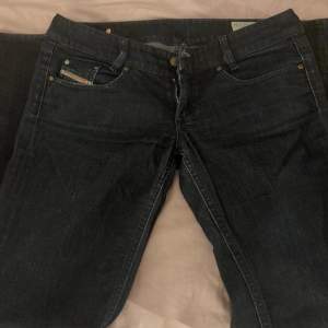 Storlek W 31 L 34. Långa lågmidjade mörkblåa jeans i bootcut/flare modell. Passar en medium.