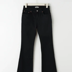 Jeans - Säljer svarta lågmidjade bootcut jeans ifrån gina, typ aldrig använda pris går att diskutera. skriv för mer bilder