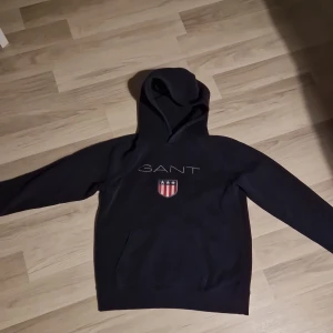 Gant hoodie - Jag säljer denna för att den inte kommer till användnig. Nästan aldrig använd och i nyskick❤️