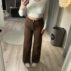 Jeans bruna🤎 - Bruna jeans i ett stretchigt material, storlek 30. Mycket fint skick!