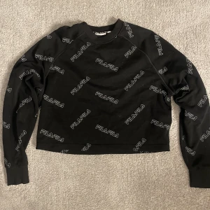 Fila Sweatshirt  - Svart fila tröja. Inte andvänt mycket, bra skick. Kortare än en vanlig sweatshirt.