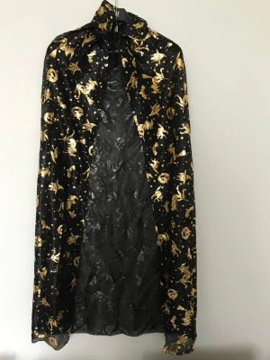 Halloween Cloak  - Bild 1 . Vuxen stlk 169kr Bild 2 , 3 barn stlk 125kr/st