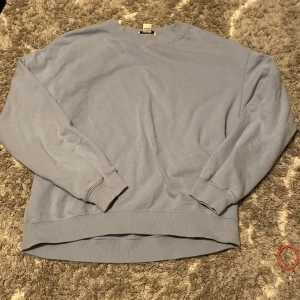 Blå sweatshirt - En blå sweatshirt. I bra skick. Lite större än S så den är lite oversize. Skriv för mer info ❤️