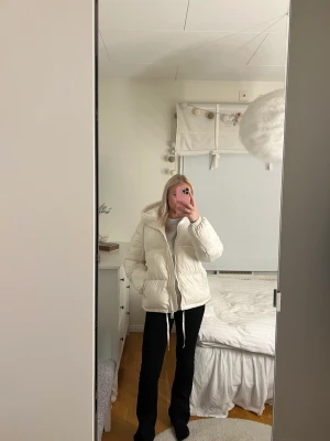 Hm puffjacka  - Säljer nu min super fina puffjacka från hm. Den är mycket bra skick o helt ny tvättad och fräsch. Slutsåld i andra färger på hemsidan och denna färg har utgått ur sortiment. Nypris 549kr mitt pris 349kr❤️❤️