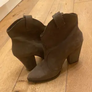 Jättefina grå/bruna cowboy klackar/boots, andvända fåtal gånger och har lite missfärgningar men inget som är märkbart