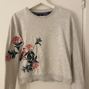 Jag säljer denna sweatshirt från Gant med blommönster i sidan💕 storlek 170 men passar xxs/xs🩷🩷