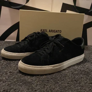 Axel Arigato skor - Tjena! Säljer nu mina svin feta Axel Arigato skor. 8,5/10 i skick. 2500 nya, köpta på NK i somras å har inte använt dom så mycket. Storlek 44, men passar även 43, skriv vid intresse! Man får även med kartong och påse, sista bilden. Pris inte hugget i sten