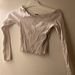 Topp - En jätte fin topp som är my ler använd men inget man ser! Storleken är s men känns som är som xs 