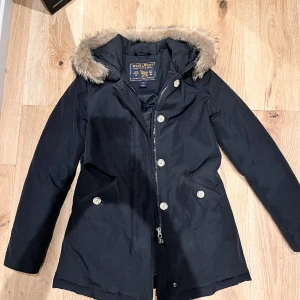 Vinterjacka - Woolrich jacka storlek Small i nyskick