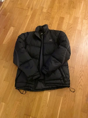 Vinterjacka - Jackan är storlek M men passar även L. Anledningen att jag säljer jackan är brist av intresse för den, skicket är 9/10 då jag inte använt den super mycket. Nypris 1900kr  Priset är ej hugget i sten