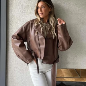 Brun Skinnjacka - Brun skinnjacka från Biancas kollektion med Nelly. Jackan är i nyskick! Modellen på bilden bär storlek 36. Nypris: 999kr 