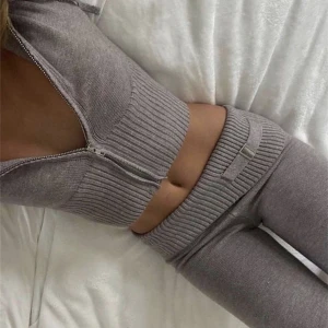 Två delat sett - Säljer detta två delade settet med tröja och byxor. Köpt från Ava stockholm. Endast testat! Säljer vid bra bud då jag är osäker på att sälja! Köpt för 600kr🤍