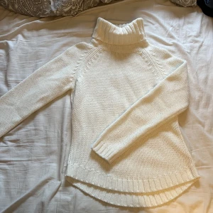 Stickad polotröja - En vit stickad polotröja från Vero Moda. Väldigt skön och sitter fint men kommer tyvärr inte till användning längre.