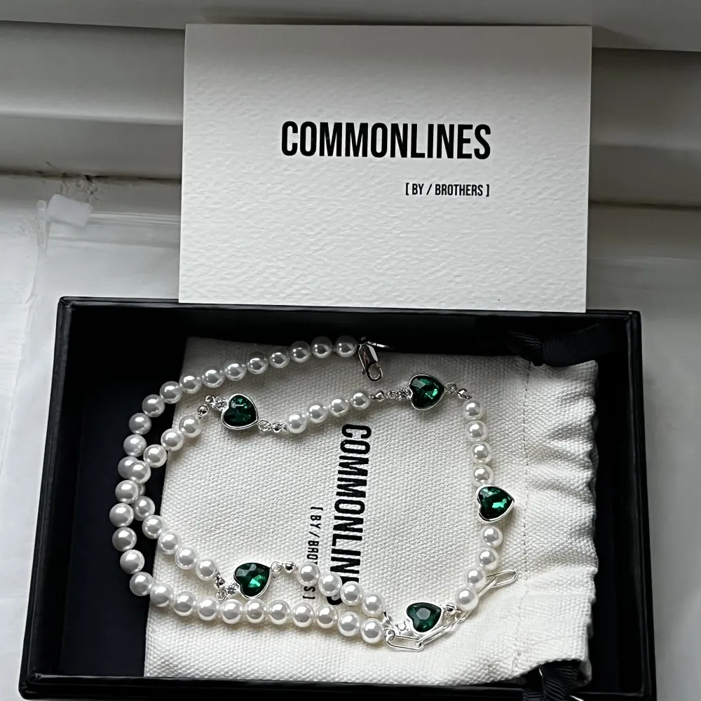 Pärlhalsband med gröna hjärtan från Commonlines.  Helt ny. Påse osv medföljer.  Handgjort i Italien med 925 sterling silver. Säljs inte längre. Livstids garanti med ett gratis byte eller lagning. Läs mer: commonlines.com  Nypris 1550kr. Accessoarer.