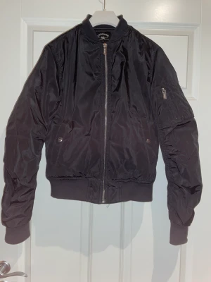 Svart bomberjacka  - Svart bomberjacka från crocker. Sparsamt använd i ny skick. Sänkt pris från 200kr.
