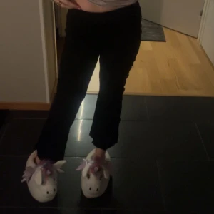 Svarta Kostymbyxor! - Ett par svarta kostymbyxor från märket STOCKHOLM LM. Detta är inte riktigt ett par kostymbyxor utan dom är väldigt stretchiga och bekväma. Dom är midwaist och är korta på mig men de är så modellen är! Dom skulle nog passa perfekt på någon som är 150-155.