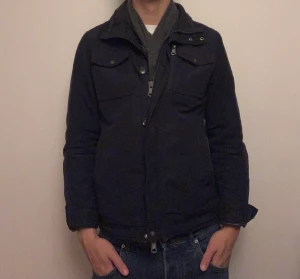 J.Lindeberg fieldjacka - Nypris: 2500  I  Mitt pris: 649  Skick: 7.5/10 Jag är 188cm 76kg Jackan är stor för sin storlek. Varan säljs i befintligt skick, då den har vissa defekter, men inget stort.  Varan saknar en knapp, och en sak på jackan