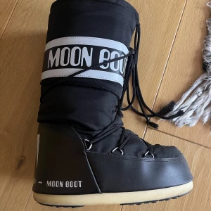 Moonboots - Säljer mina moonboots i storlek 39-41, knappt använda och i bra skick. Köpta för 1895kr, säljer för 800kr.