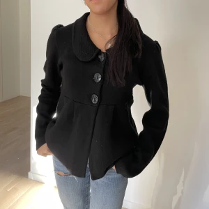 Svart kräfta med stora knappar  - Sjukt snygg stickad kofta med stora svarta knappar😇