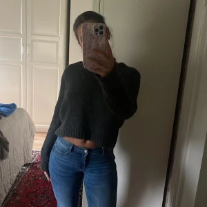 Grå stickad tröja Zara - Grå stickad tröja från Zara i nyskick. Säljs inte längre men är heller inte använd. I storlek M men sitter mer som S. Köptes för 399kr men säljer för 199kr