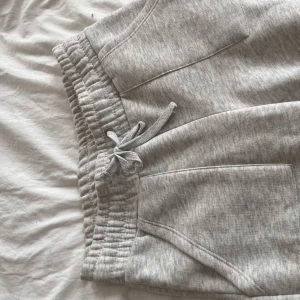 Lager 157 low waist mjukis - Jag säljer mina gråa lager 157 byxor i storlek S men passar för folk med XS också. De är i nyskick och aldrig använda!! Jag säljer dem då jag fick ett par andra i en annan färg. Jag köpte de för 150/200 och jag säljer dem för 100kr istället 💞