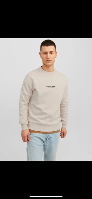 Jack & Jones Original Stuido - Säljer en tröja jag köpte i somras som egentligen är för liten för mig.  Köptes under semestern, i en annan stad och var då i behov av en tjockare tröja.  Storlek: L  Använd endast en gång. 
