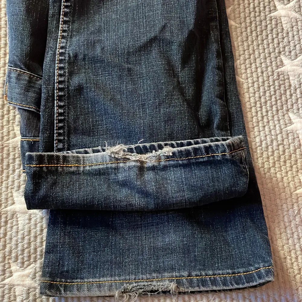 Säljer mina äldre levi’s jeans💕på sista bilden så ser ni att dom är lite slitna längst ner, Dom är i modellen bootcut. Dom är mindre storleken..  . Jeans & Byxor.
