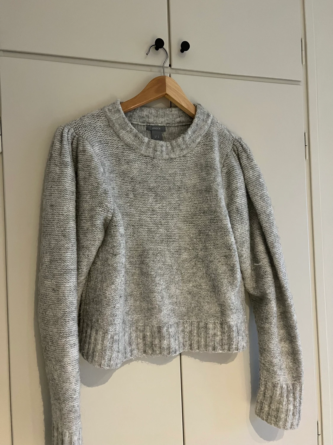 Stickadtröja med puffarm 