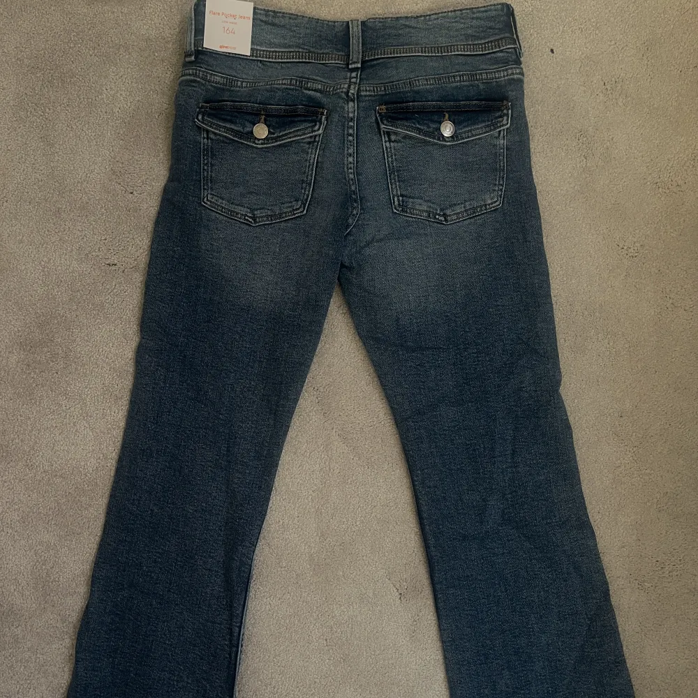 Säljer dessa helt nya Lågmidjade jeans från ginatricot, storlek 162 och passar mig som är 166 och dom är lite för långa på mig! Har aldrig använt dom då det inte är min stil, skriv för fler bilder😊. Jeans & Byxor.