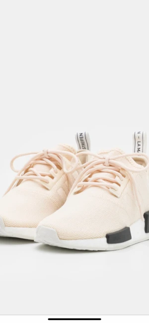 Adidas NMD - Säljer ett par snygga Adidas NMD.  Skorna är aldrig använda och säljs med original förpackning från butik. Köpte två likadana par men efter en bruten fot är det svårt att få i högerfoten.  Färg: Beige Storlek: 42 2/3