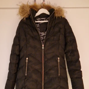 Philipp Plein Parkas *NY!* - Helt ny Philipp Plein parkas jacka. 90% dun mycket varm och fluffig. Äkta päls!  Kan mötas upp i Stockholm. Annars 1-3 dagars frakt enligt överenskommelse 