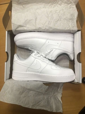 Nike airforce one - Oanvända vita air force 1 storlek 44  Säljes pga fel storlek Dm om du har fler frågor!