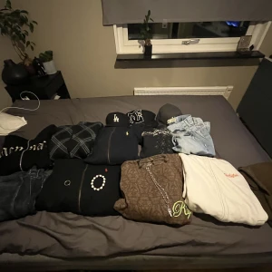 Y2k drip rill salu - Säljer lite gamla kläder+ assessorer då de ej kommer till användning, allt är i storlek m-l, pris kan duskuteras det är bara skriva om ni har frågor😃