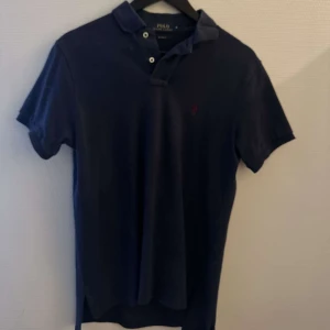 Ralph lauren pike - As snygg Ralph lauren pike, väldigt lite använd den är i riktigt bra skick 9/10. Bara att skriva om ni har frågor osv!!!