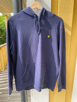 Lyle Scott hoodie - Den är inte riktigt large då jag tror att den har krympt i tvätten. Jag är 194 cm och den är för kort för mig så skulle föreslå den för någon som är runt 175-180 cm