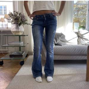 Supersnygga lågmidjade jeans som jag köpt från en tjej på Plick. Säljer vidare dom för dom var förstora på mig skulle säga att dom är som en 34/36. Skriv om ni undrar nåt🥰