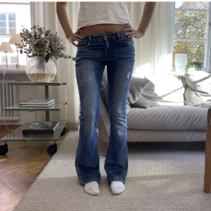 Blåa lågmidjade jeans - Supersnygga lågmidjade jeans som jag köpt från en tjej på Plick. Säljer vidare dom för dom var förstora på mig skulle säga att dom är som en 34/36. Skriv om ni undrar nåt🥰
