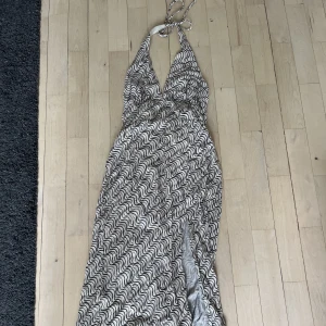 Långklänning - Beige långklänning med svarta detaljer & knytning upptill. Så otrolig fin på! Storlek S