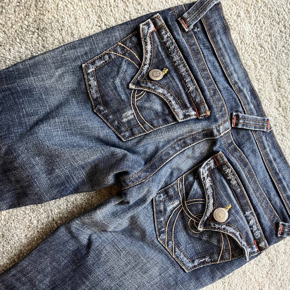 Unika vintage-jeans från USA av märket Plastic by GLY (God loves you)  Felfria förutom lite nedtrampade bak. (Jag kan skicka bilder).  Storlek 5. Jag upplever att de motsvarar en xs-s.   Storlek 5 vilket . Jeans & Byxor.