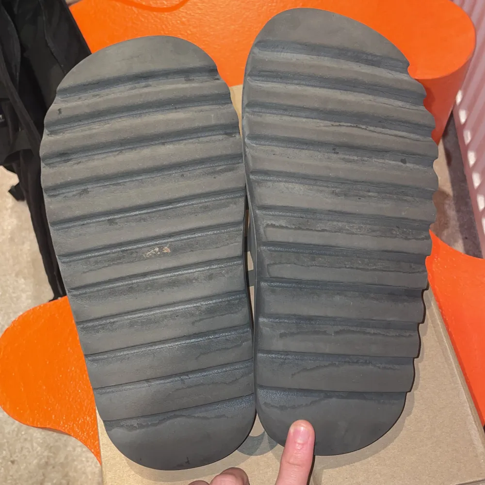 Svarta Yeezy slides  Använda men fortfarande i bra skick, mest smutsiga  Storlek US 10/EU 44,5 men sitter som 41/42  Box finns . Skor.