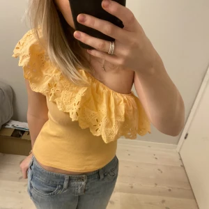 Zara blus - Volang blus från zara barn. (Aldrig använd) Jag är 160 och den passar mig bra! (Färgen framkommer dåligt på bild, den är mer ”neon” aprikos)
