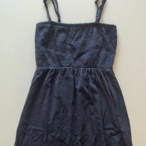 Söt klänning - Jättesöt klänning från märket esmara. Köpt second hand och säljer nu då jag knappt fick användning av den! Banden är justerbara och det är bara att skriva vid frågor eller funderingar!💗