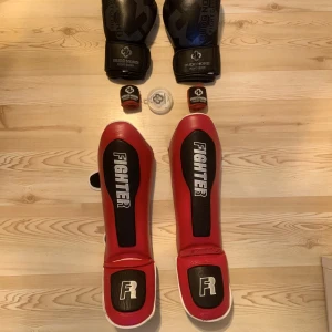 Kickboxing utrustning  - Hej, jag säljer en full utrustning för kickboxing. De är i väldigt bra skick då de bara använts ett fåtal gånger. Hör gärna av er vid frågor!