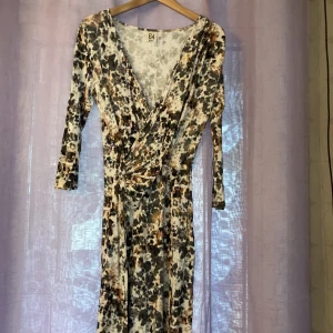 Mjuk skön klänning  - Klänning som är draperad i midjan. 