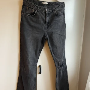 Gråa jeans tall mid waist - Grå jeans från gina tricot i tall modell, mid waist. Endast använda 1 gång.  Stl 44 men tycker de är mer som 42 